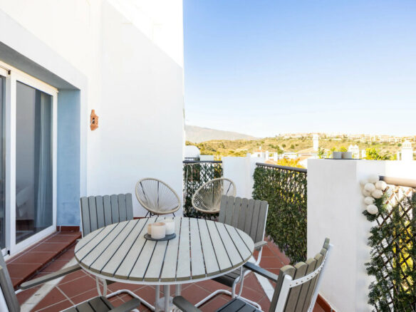 FOR SALE 🏡 Three-Bedroom Penthouse with Rooftop Jacuzzi and 270° Sea Views – El Paraíso, Estepona 🇪🇸