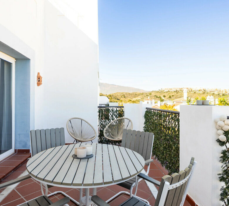 FOR SALE 🏡 Three-Bedroom Penthouse with Rooftop Jacuzzi and 270° Sea Views – El Paraíso, Estepona 🇪🇸