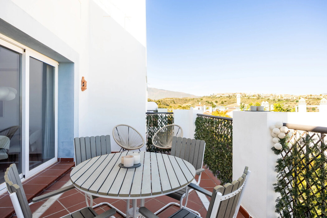 FOR SALE 🏡 Three-Bedroom Penthouse with Rooftop Jacuzzi and 270° Sea Views – El Paraíso, Estepona 🇪🇸