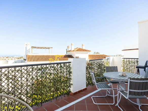 FOR SALE 🏡 Three-Bedroom Penthouse with Rooftop Jacuzzi and 270° Sea Views – El Paraíso, Estepona 🇪🇸