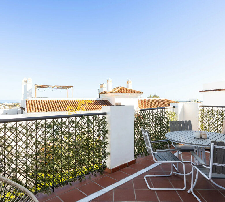 FOR SALE 🏡 Three-Bedroom Penthouse with Rooftop Jacuzzi and 270° Sea Views – El Paraíso, Estepona 🇪🇸