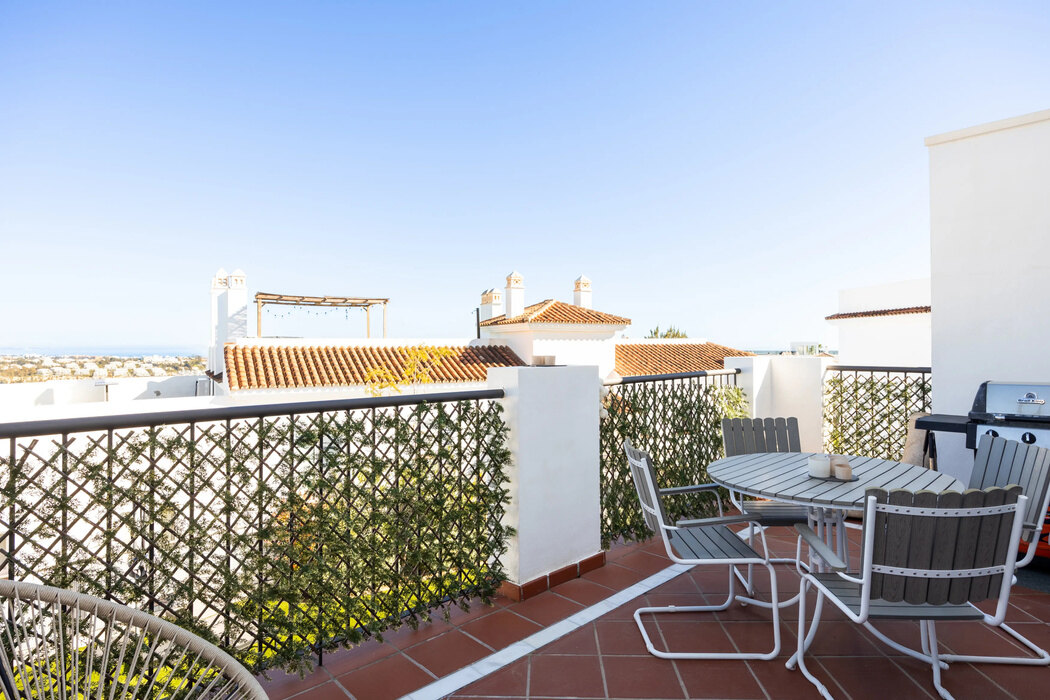 FOR SALE 🏡 Three-Bedroom Penthouse with Rooftop Jacuzzi and 270° Sea Views – El Paraíso, Estepona 🇪🇸