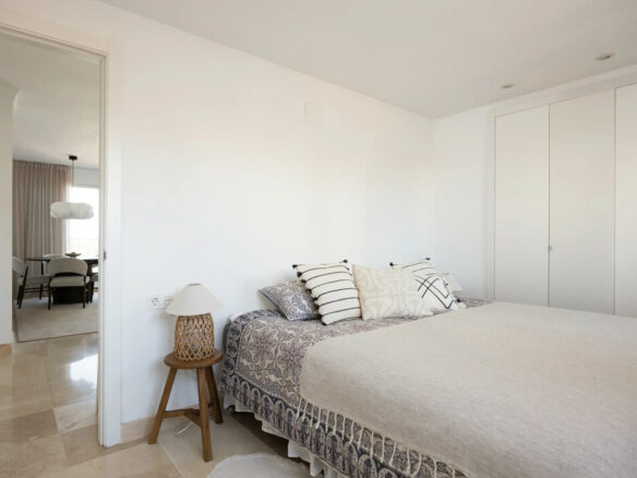 FOR SALE 🏡 Three-Bedroom Penthouse with Rooftop Jacuzzi and 270° Sea Views – El Paraíso, Estepona 🇪🇸
