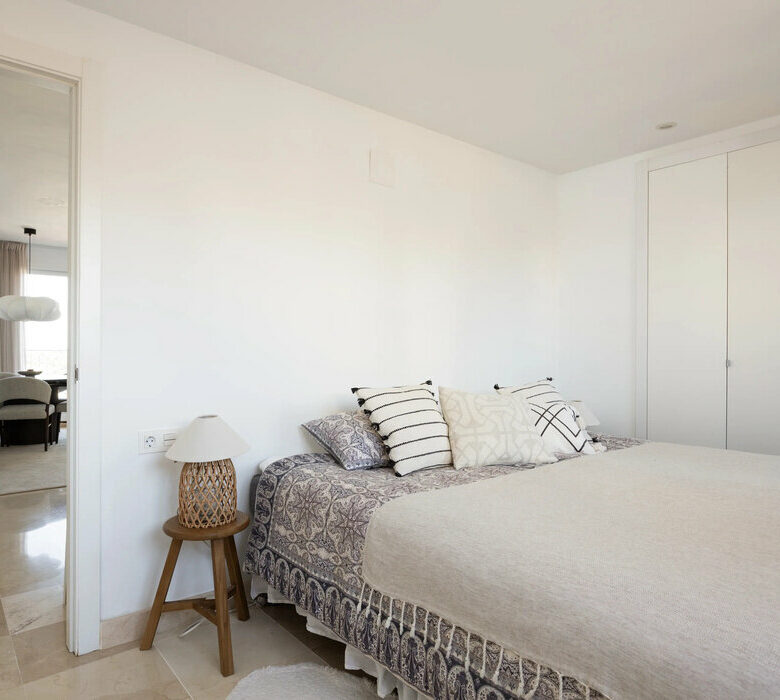 FOR SALE 🏡 Three-Bedroom Penthouse with Rooftop Jacuzzi and 270° Sea Views – El Paraíso, Estepona 🇪🇸