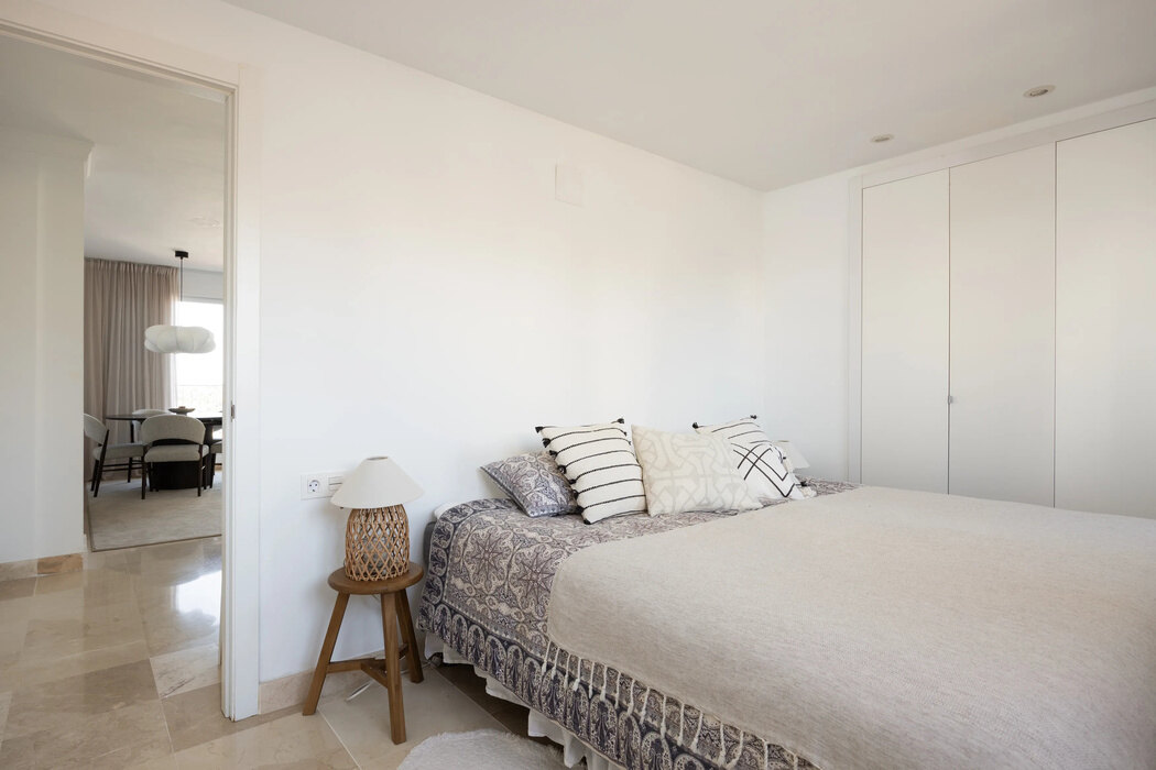 FOR SALE 🏡 Three-Bedroom Penthouse with Rooftop Jacuzzi and 270° Sea Views – El Paraíso, Estepona 🇪🇸