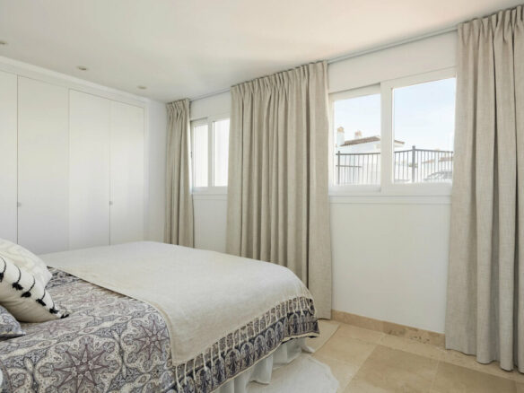 FOR SALE 🏡 Three-Bedroom Penthouse with Rooftop Jacuzzi and 270° Sea Views – El Paraíso, Estepona 🇪🇸