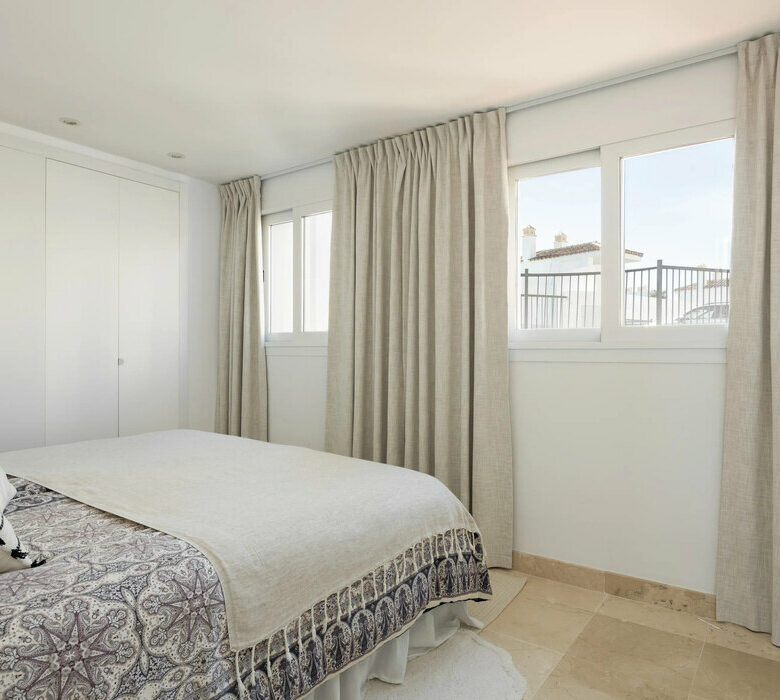 FOR SALE 🏡 Three-Bedroom Penthouse with Rooftop Jacuzzi and 270° Sea Views – El Paraíso, Estepona 🇪🇸