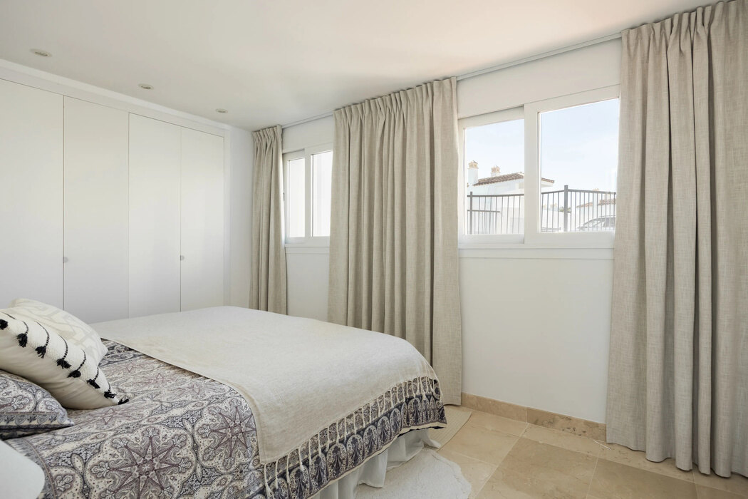 FOR SALE 🏡 Three-Bedroom Penthouse with Rooftop Jacuzzi and 270° Sea Views – El Paraíso, Estepona 🇪🇸