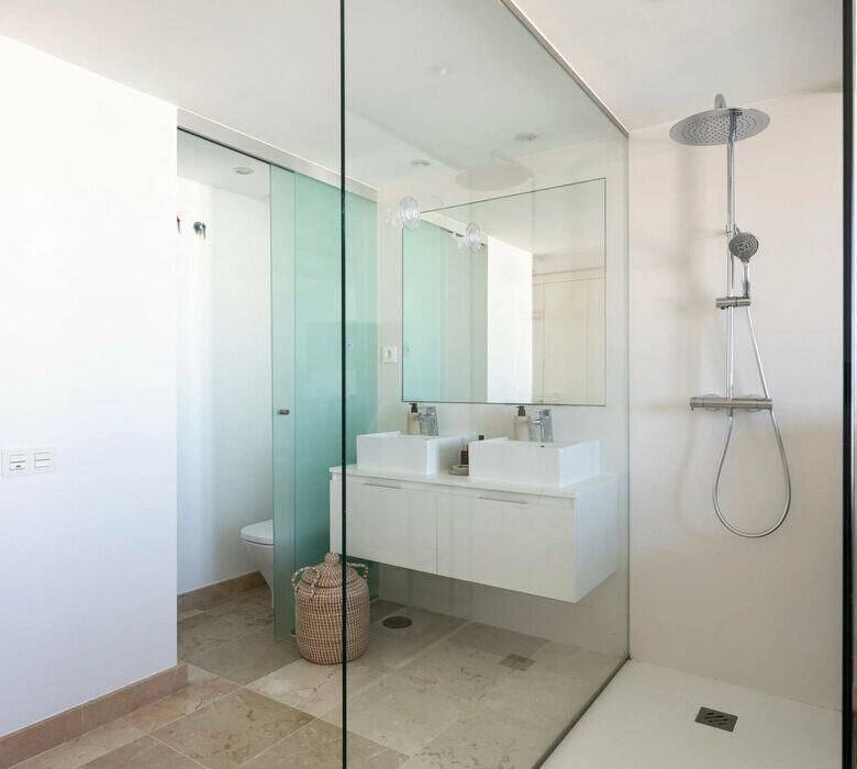 FOR SALE 🏡 Three-Bedroom Penthouse with Rooftop Jacuzzi and 270° Sea Views – El Paraíso, Estepona 🇪🇸