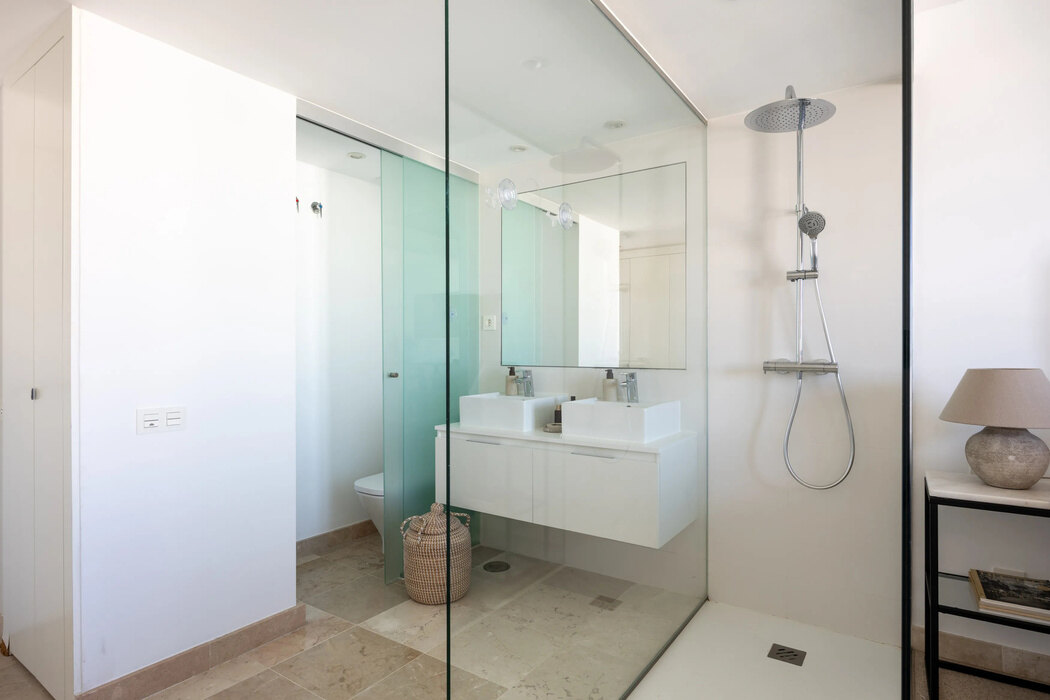 FOR SALE 🏡 Three-Bedroom Penthouse with Rooftop Jacuzzi and 270° Sea Views – El Paraíso, Estepona 🇪🇸