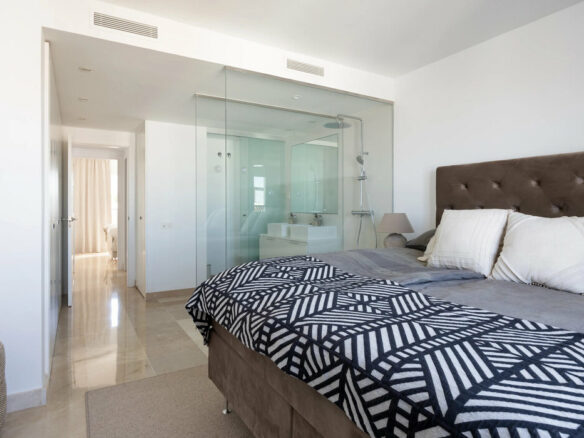 FOR SALE 🏡 Three-Bedroom Penthouse with Rooftop Jacuzzi and 270° Sea Views – El Paraíso, Estepona 🇪🇸