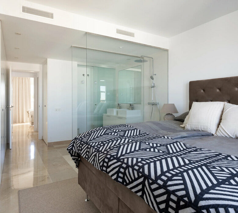 FOR SALE 🏡 Three-Bedroom Penthouse with Rooftop Jacuzzi and 270° Sea Views – El Paraíso, Estepona 🇪🇸