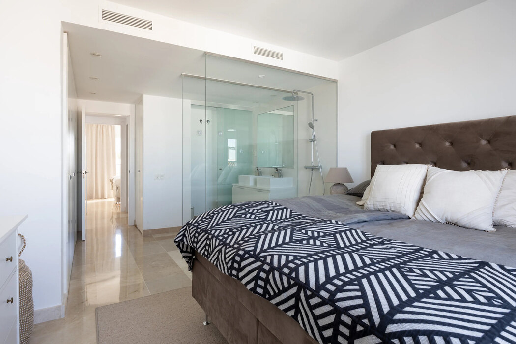 FOR SALE 🏡 Three-Bedroom Penthouse with Rooftop Jacuzzi and 270° Sea Views – El Paraíso, Estepona 🇪🇸