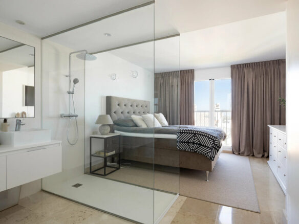 FOR SALE 🏡 Three-Bedroom Penthouse with Rooftop Jacuzzi and 270° Sea Views – El Paraíso, Estepona 🇪🇸