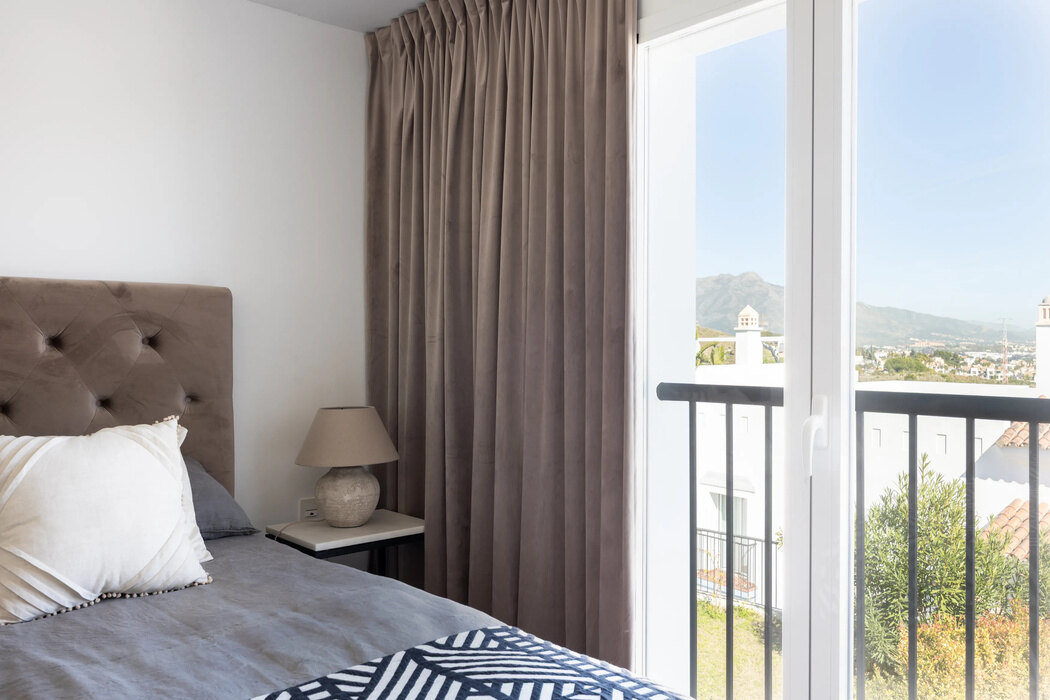 FOR SALE 🏡 Three-Bedroom Penthouse with Rooftop Jacuzzi and 270° Sea Views – El Paraíso, Estepona 🇪🇸