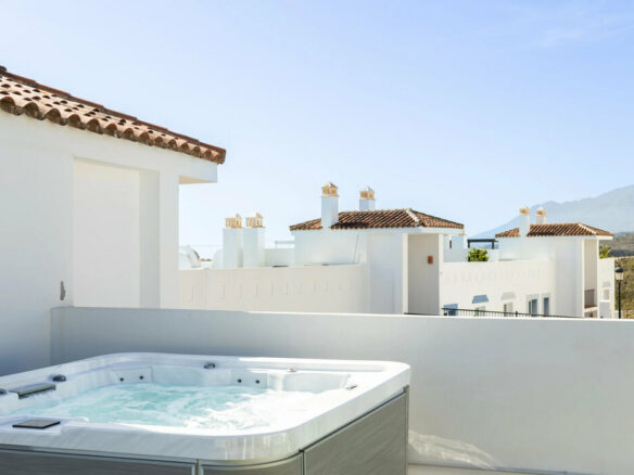 FOR SALE 🏡 Three-Bedroom Penthouse with Rooftop Jacuzzi and 270° Sea Views – El Paraíso, Estepona 🇪🇸
