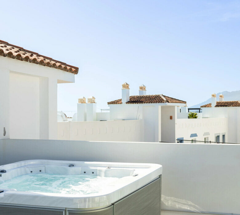 FOR SALE 🏡 Three-Bedroom Penthouse with Rooftop Jacuzzi and 270° Sea Views – El Paraíso, Estepona 🇪🇸