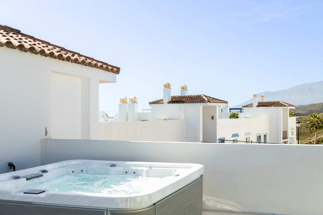 FOR SALE 🏡 Three-Bedroom Penthouse with Rooftop Jacuzzi and 270° Sea Views – El Paraíso, Estepona 🇪🇸