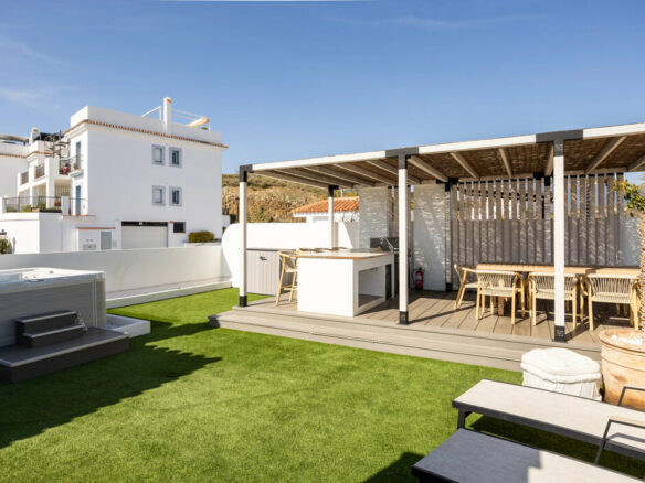 FOR SALE 🏡 Three-Bedroom Penthouse with Rooftop Jacuzzi and 270° Sea Views – El Paraíso, Estepona 🇪🇸