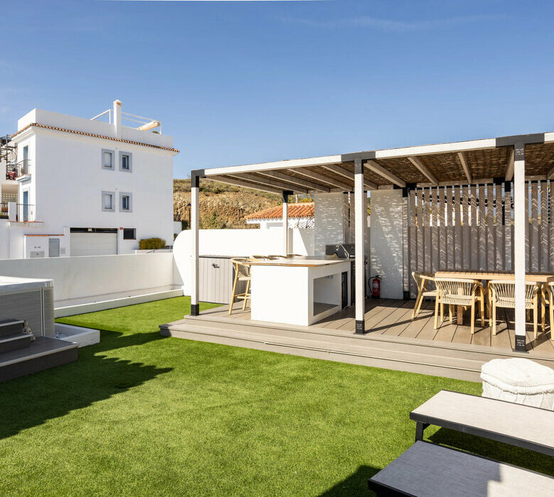 FOR SALE 🏡 Three-Bedroom Penthouse with Rooftop Jacuzzi and 270° Sea Views – El Paraíso, Estepona 🇪🇸