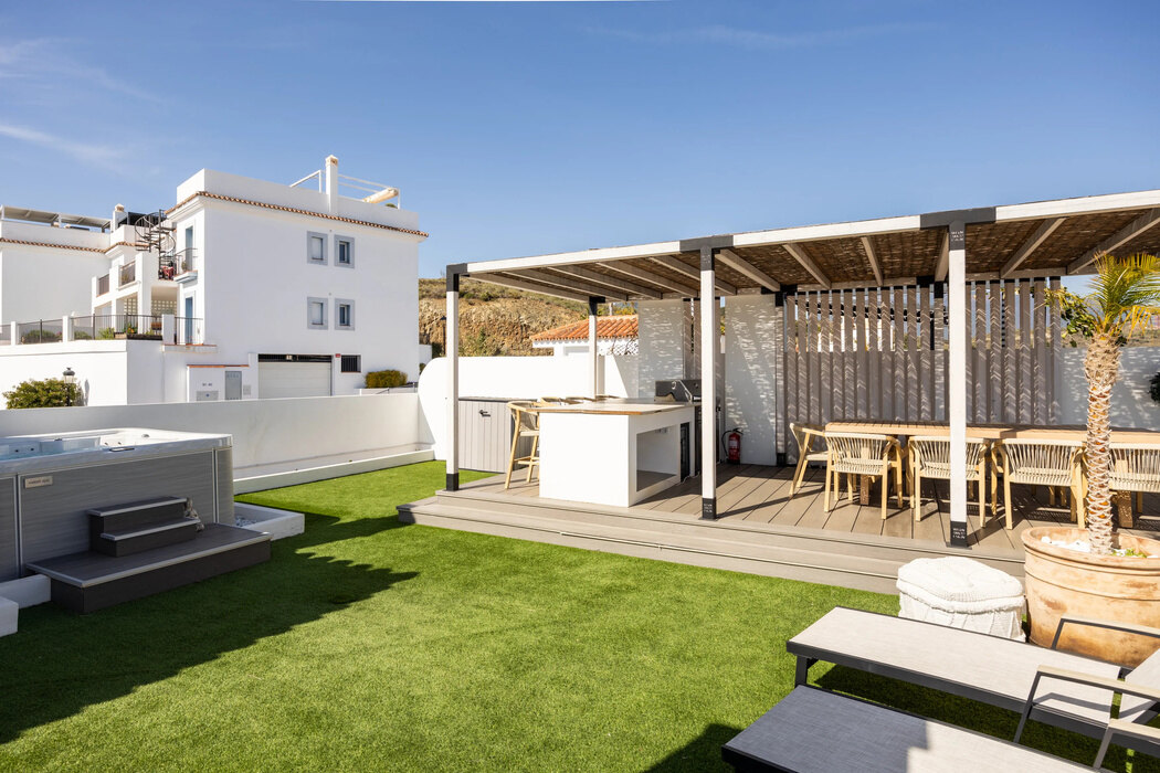 FOR SALE 🏡 Three-Bedroom Penthouse with Rooftop Jacuzzi and 270° Sea Views – El Paraíso, Estepona 🇪🇸