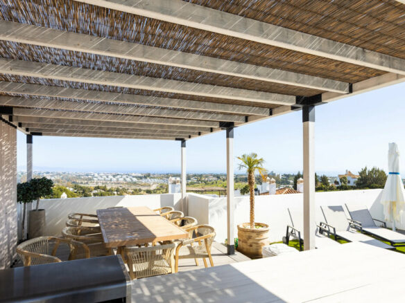 FOR SALE 🏡 Three-Bedroom Penthouse with Rooftop Jacuzzi and 270° Sea Views – El Paraíso, Estepona 🇪🇸