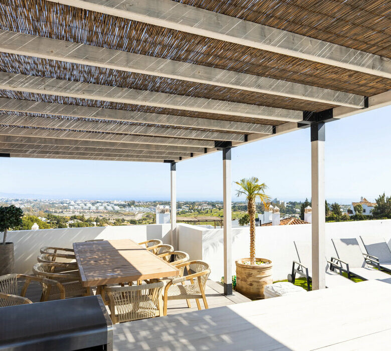 FOR SALE 🏡 Three-Bedroom Penthouse with Rooftop Jacuzzi and 270° Sea Views – El Paraíso, Estepona 🇪🇸