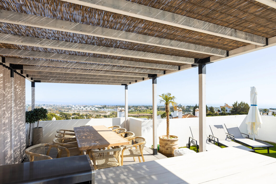 FOR SALE 🏡 Three-Bedroom Penthouse with Rooftop Jacuzzi and 270° Sea Views – El Paraíso, Estepona 🇪🇸