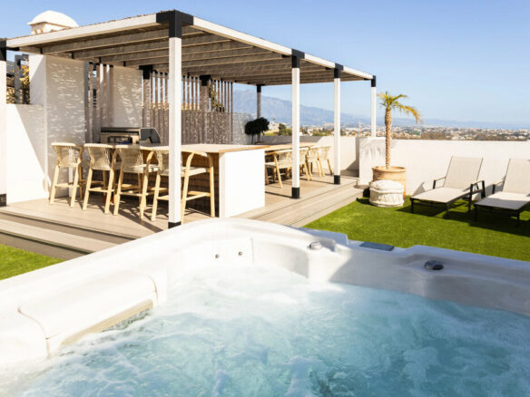 FOR SALE 🏡 Three-Bedroom Penthouse with Rooftop Jacuzzi and 270° Sea Views – El Paraíso, Estepona 🇪🇸