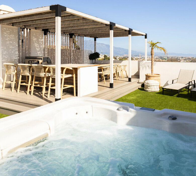 FOR SALE 🏡 Three-Bedroom Penthouse with Rooftop Jacuzzi and 270° Sea Views – El Paraíso, Estepona 🇪🇸