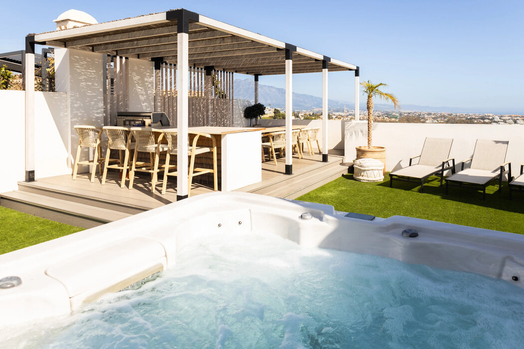 FOR SALE 🏡 Three-Bedroom Penthouse with Rooftop Jacuzzi and 270° Sea Views – El Paraíso, Estepona 🇪🇸