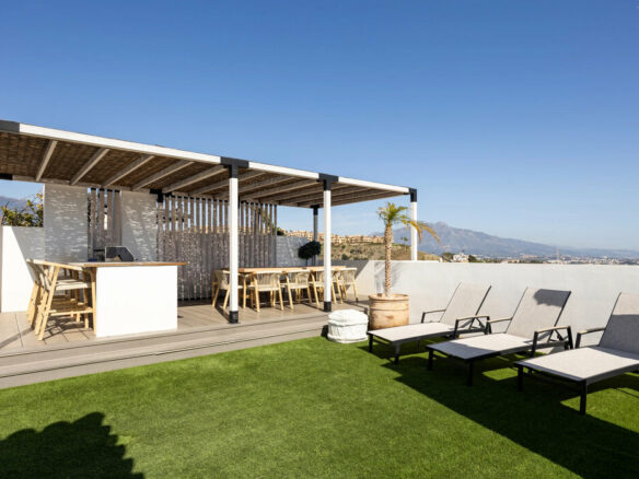 FOR SALE 🏡 Three-Bedroom Penthouse with Rooftop Jacuzzi and 270° Sea Views – El Paraíso, Estepona 🇪🇸