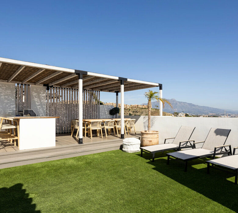 FOR SALE 🏡 Three-Bedroom Penthouse with Rooftop Jacuzzi and 270° Sea Views – El Paraíso, Estepona 🇪🇸