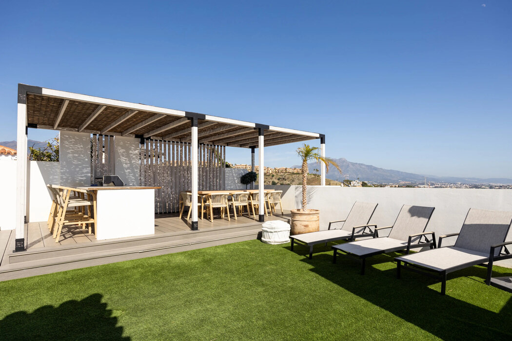 FOR SALE 🏡 Three-Bedroom Penthouse with Rooftop Jacuzzi and 270° Sea Views – El Paraíso, Estepona 🇪🇸