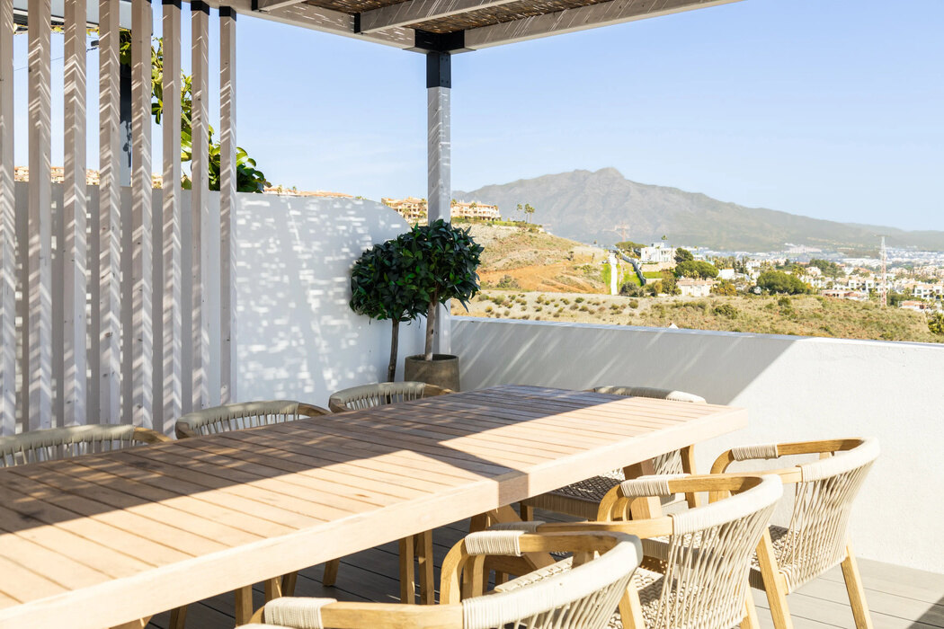 FOR SALE 🏡 Three-Bedroom Penthouse with Rooftop Jacuzzi and 270° Sea Views – El Paraíso, Estepona 🇪🇸