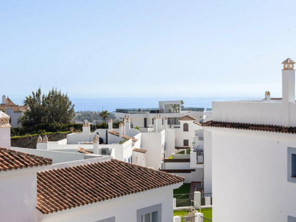 FOR SALE 🏡 Three-Bedroom Penthouse with Rooftop Jacuzzi and 270° Sea Views – El Paraíso, Estepona 🇪🇸