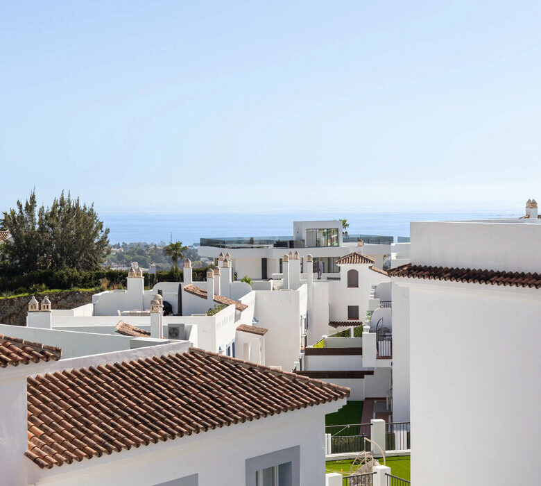 FOR SALE 🏡 Three-Bedroom Penthouse with Rooftop Jacuzzi and 270° Sea Views – El Paraíso, Estepona 🇪🇸