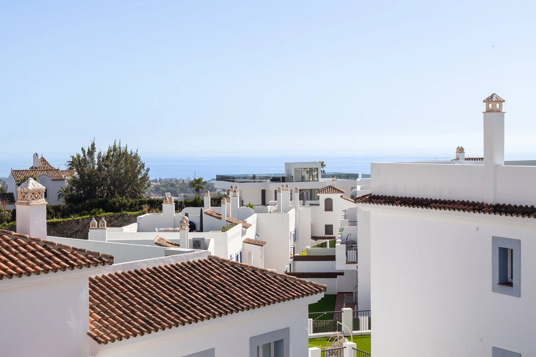 FOR SALE 🏡 Three-Bedroom Penthouse with Rooftop Jacuzzi and 270° Sea Views – El Paraíso, Estepona 🇪🇸