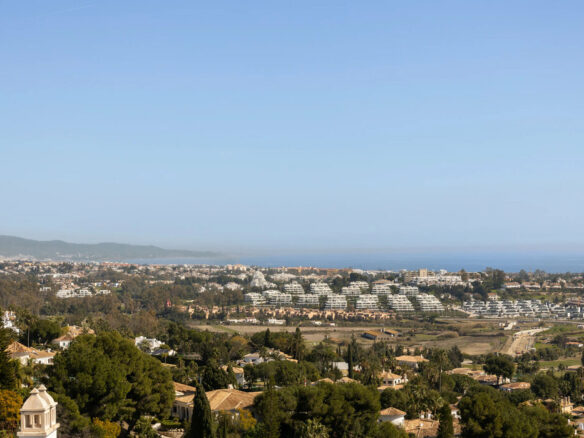 FOR SALE 🏡 Three-Bedroom Penthouse with Rooftop Jacuzzi and 270° Sea Views – El Paraíso, Estepona 🇪🇸