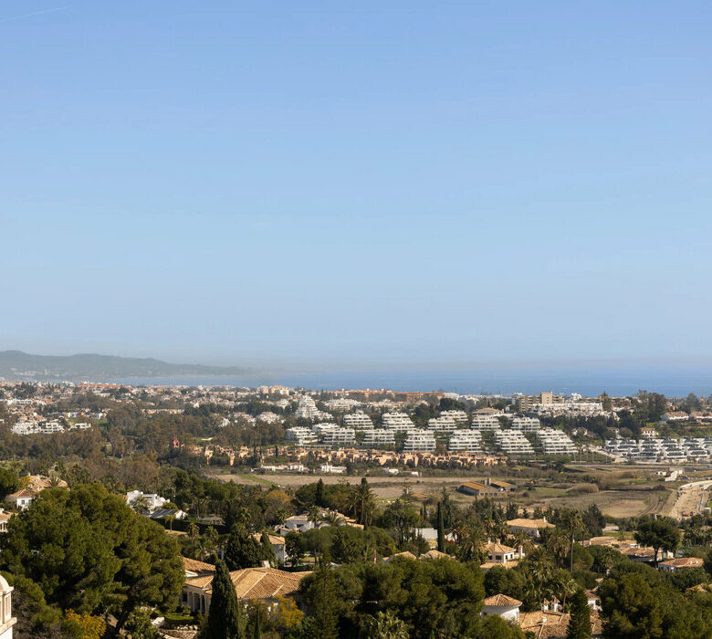 FOR SALE 🏡 Three-Bedroom Penthouse with Rooftop Jacuzzi and 270° Sea Views – El Paraíso, Estepona 🇪🇸