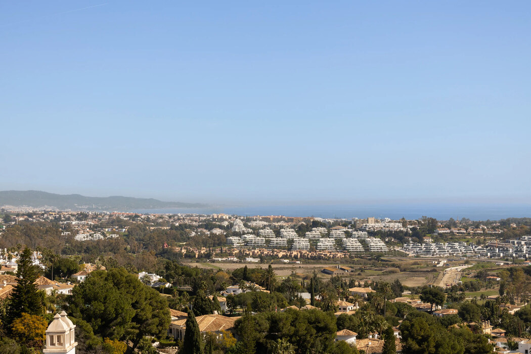FOR SALE 🏡 Three-Bedroom Penthouse with Rooftop Jacuzzi and 270° Sea Views – El Paraíso, Estepona 🇪🇸