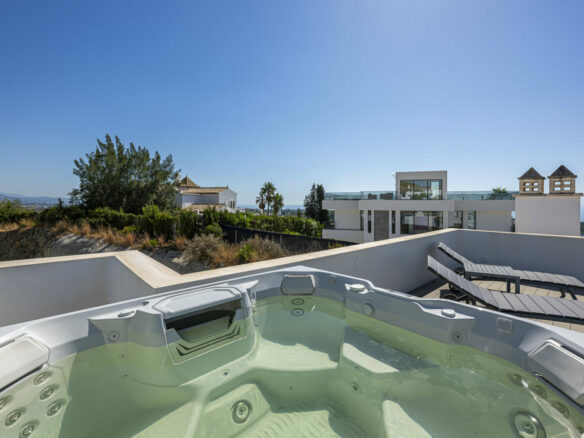 FOR SALE 🏡 Three-Bedroom Penthouse with Private Rooftop Jacuzzi and La Concha Views – El Paraíso, Benahavís 🇪🇸