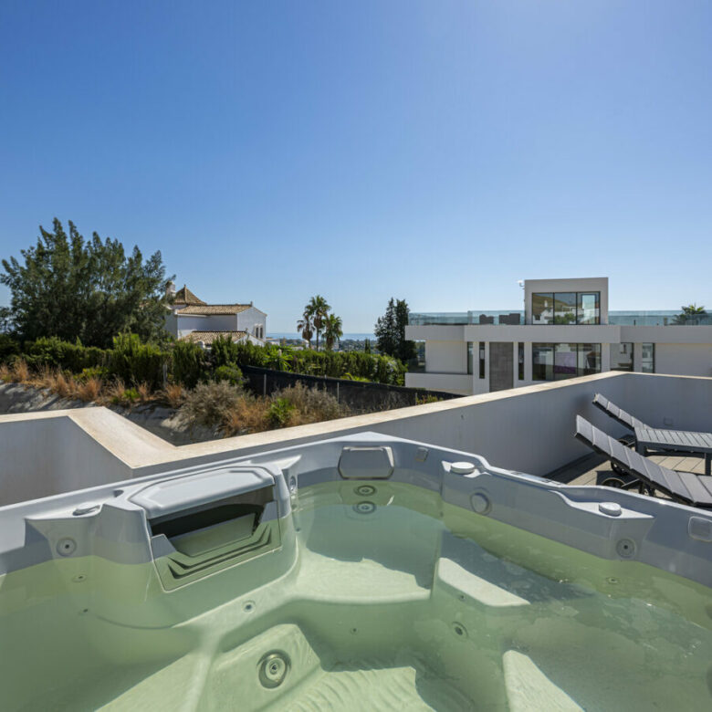 FOR SALE 🏡 Three-Bedroom Penthouse with Private Rooftop Jacuzzi and La Concha Views – El Paraíso, Benahavís 🇪🇸
