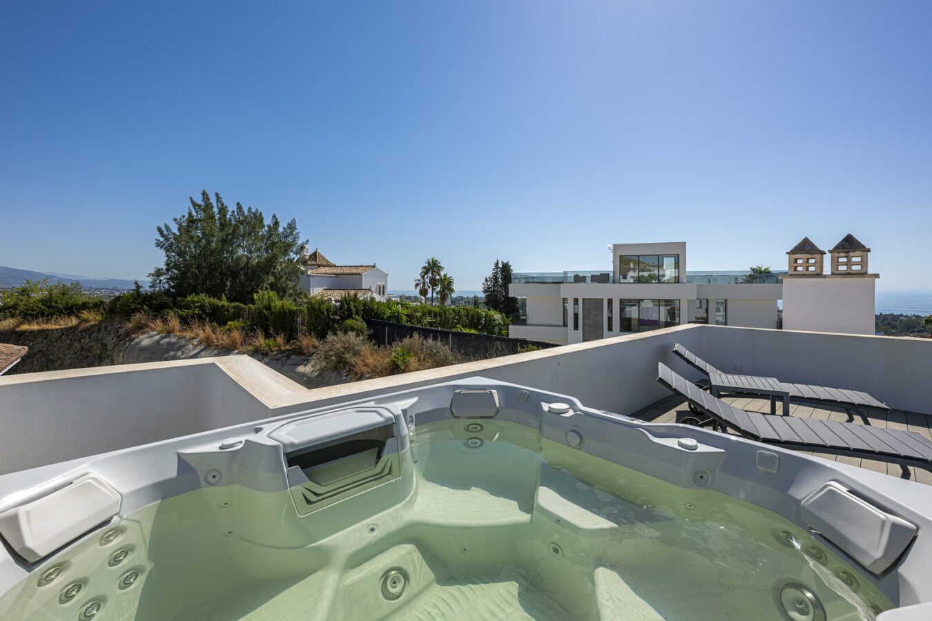 FOR SALE 🏡 Three-Bedroom Penthouse with Private Rooftop Jacuzzi and La Concha Views – El Paraíso, Benahavís 🇪🇸