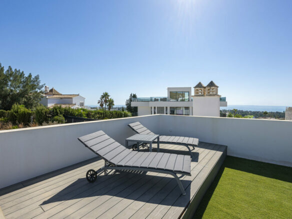 FOR SALE 🏡 Three-Bedroom Penthouse with Private Rooftop Jacuzzi and La Concha Views – El Paraíso, Benahavís 🇪🇸