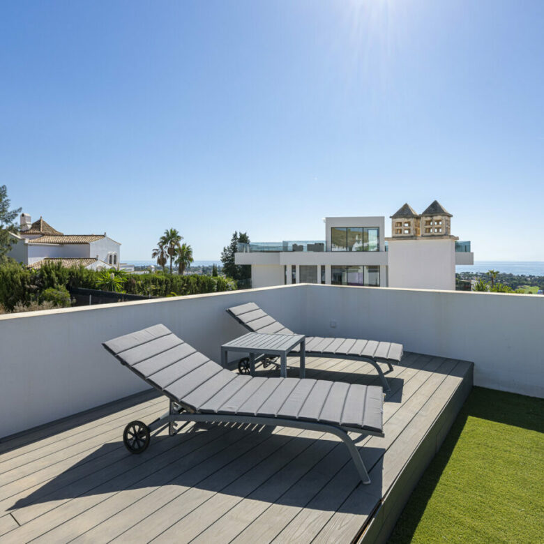 FOR SALE 🏡 Three-Bedroom Penthouse with Private Rooftop Jacuzzi and La Concha Views – El Paraíso, Benahavís 🇪🇸