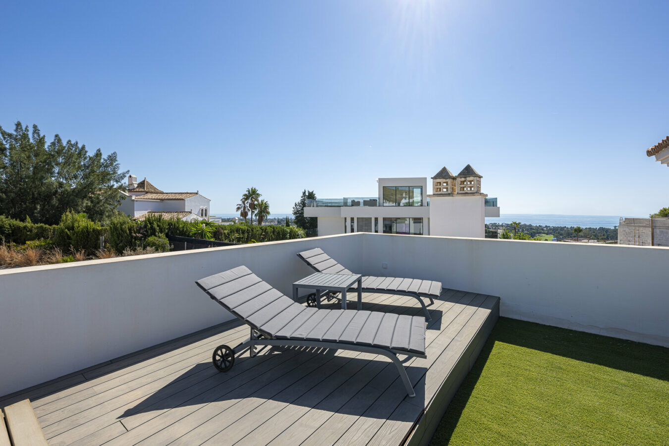 FOR SALE 🏡 Three-Bedroom Penthouse with Private Rooftop Jacuzzi and La Concha Views – El Paraíso, Benahavís 🇪🇸