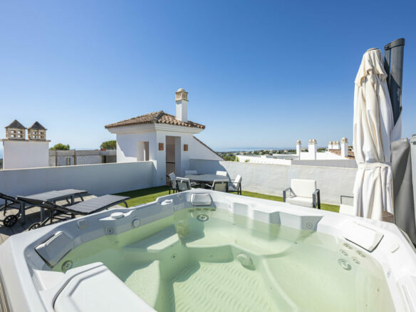 FOR SALE 🏡 Three-Bedroom Penthouse with Private Rooftop Jacuzzi and La Concha Views – El Paraíso, Benahavís 🇪🇸