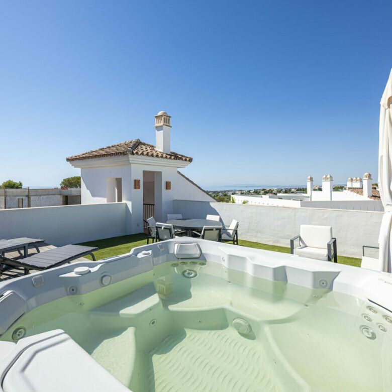 FOR SALE 🏡 Three-Bedroom Penthouse with Private Rooftop Jacuzzi and La Concha Views – El Paraíso, Benahavís 🇪🇸