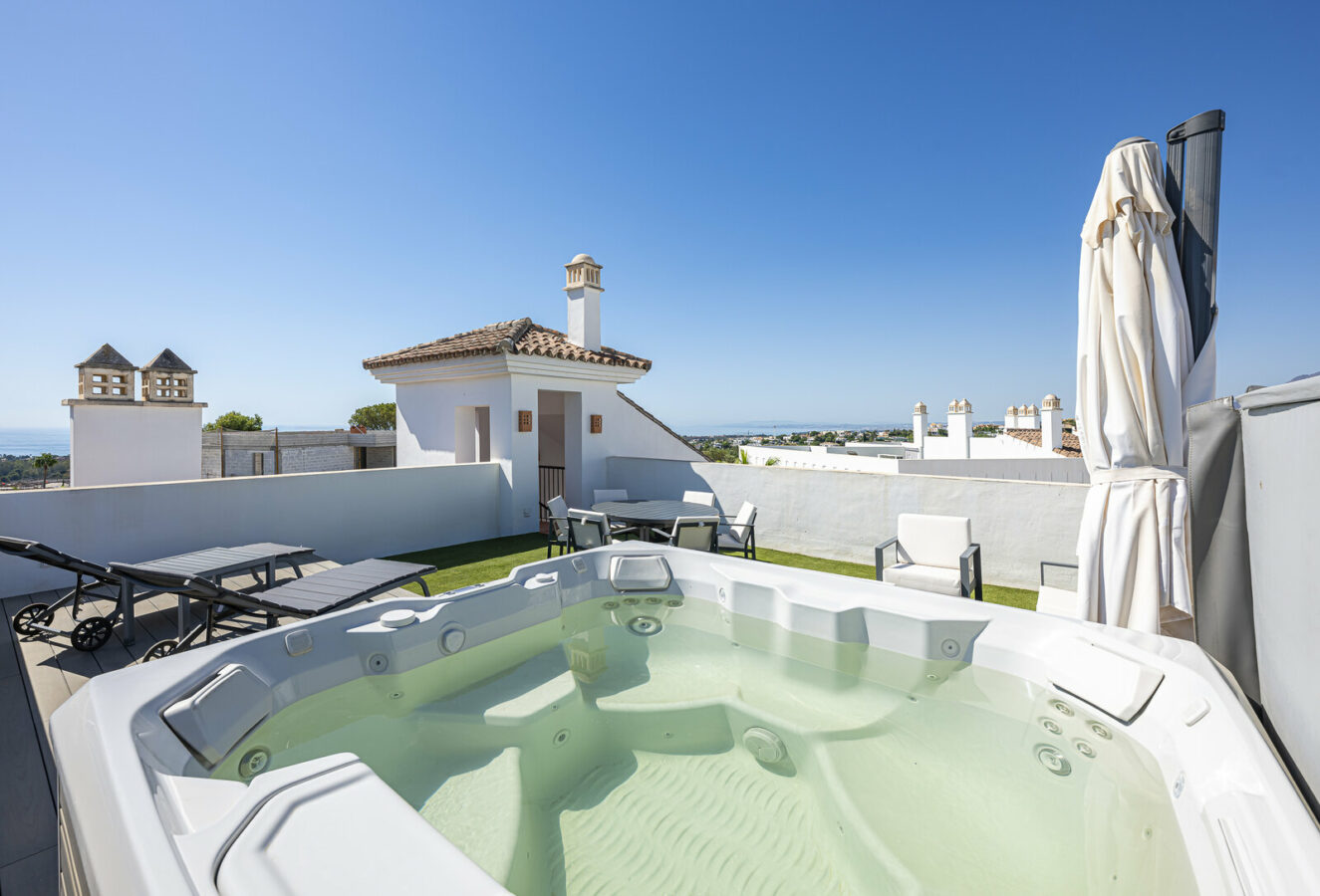 FOR SALE 🏡 Three-Bedroom Penthouse with Private Rooftop Jacuzzi and La Concha Views – El Paraíso, Benahavís 🇪🇸